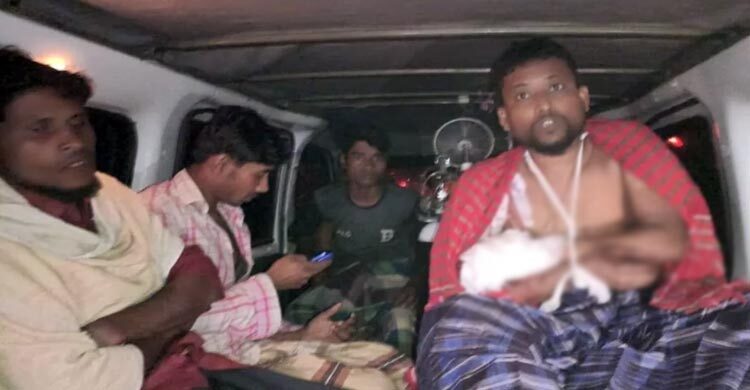লবণ মাঠের দখল নিয়ে দুপক্ষের সংঘর্ষ, আহত ২০